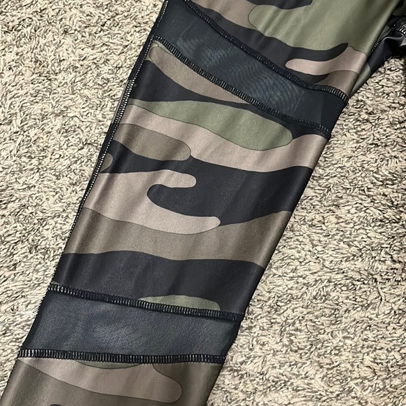 Camo Yoga Pants NWOT - Picture 2 of 3